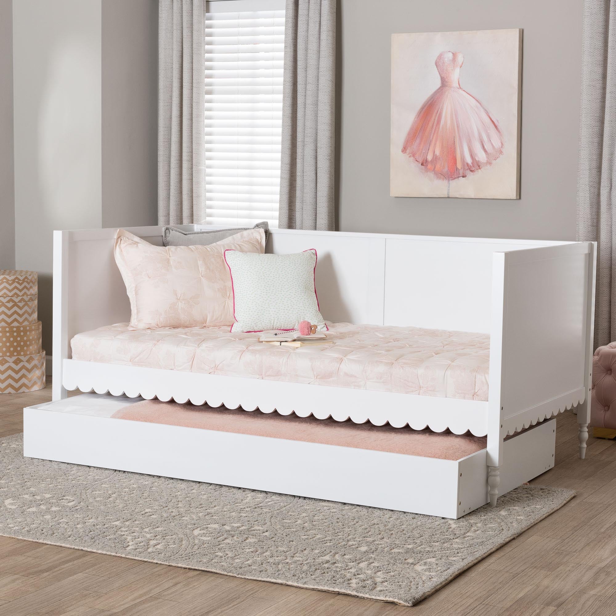 Roni Modern Scalloped Wood Daybed