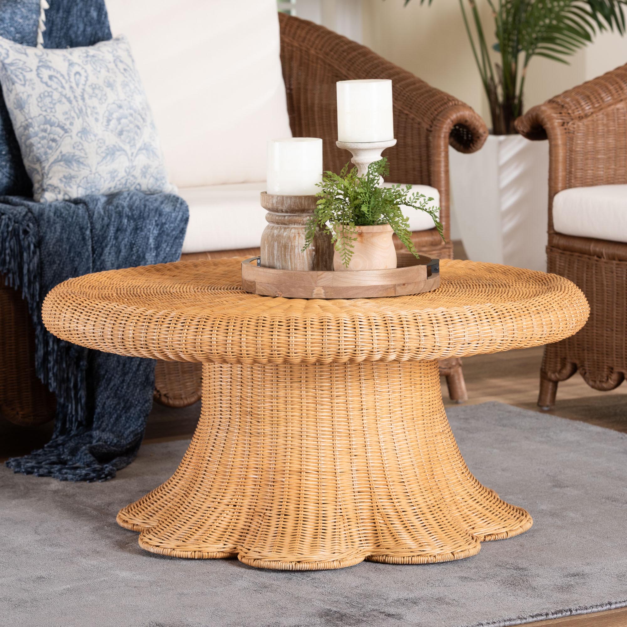 bali & pari Avalon Rattan Round Coffee Table with Scalloped Pedestal Base – Coastal Boho Wicker Accent Table for Living Room or Sunroom