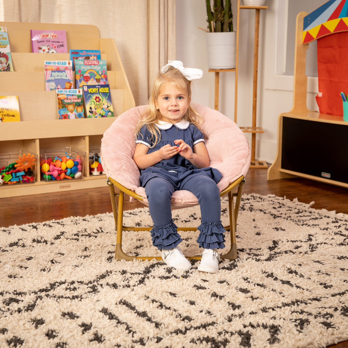 Gwen 23" Kids Cozy Mini Folding Saucer Chair, Faux Fur Moon Chair for Toddlers and Bedroom
