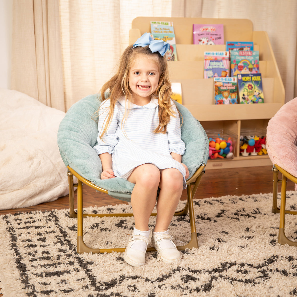 Gwen 23" Kids Cozy Mini Folding Saucer Chair, Faux Fur Moon Chair for Toddlers and Bedroom