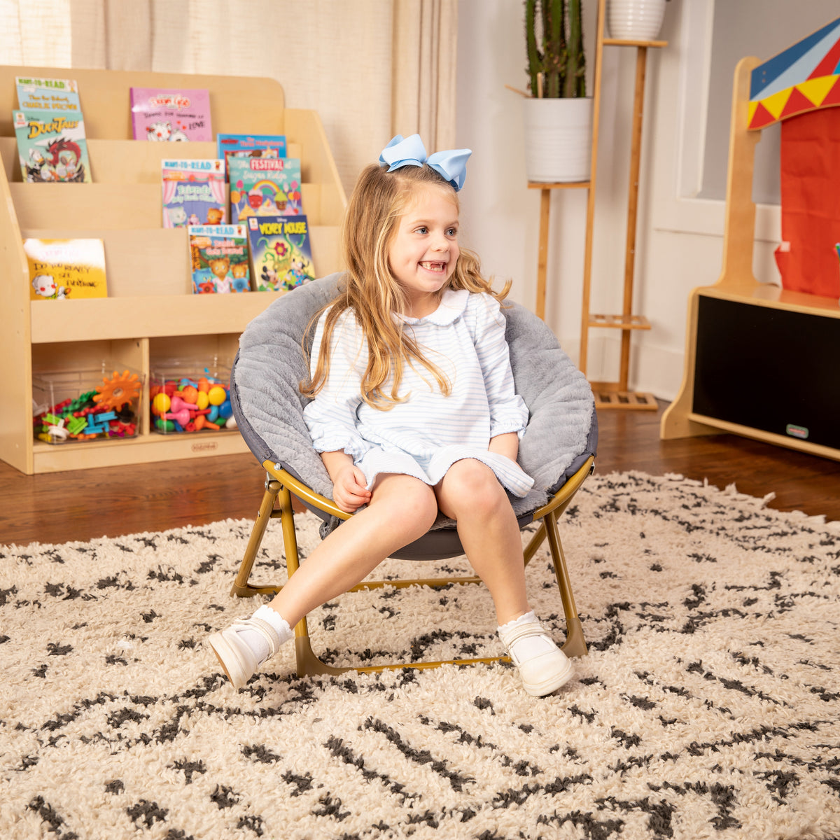 Gwen 23" Kids Cozy Mini Folding Saucer Chair, Faux Fur Moon Chair for Toddlers and Bedroom